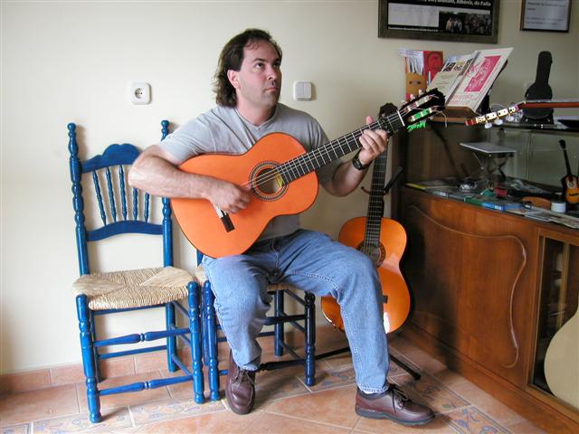 Prof. Marqu�s checks out a guitar